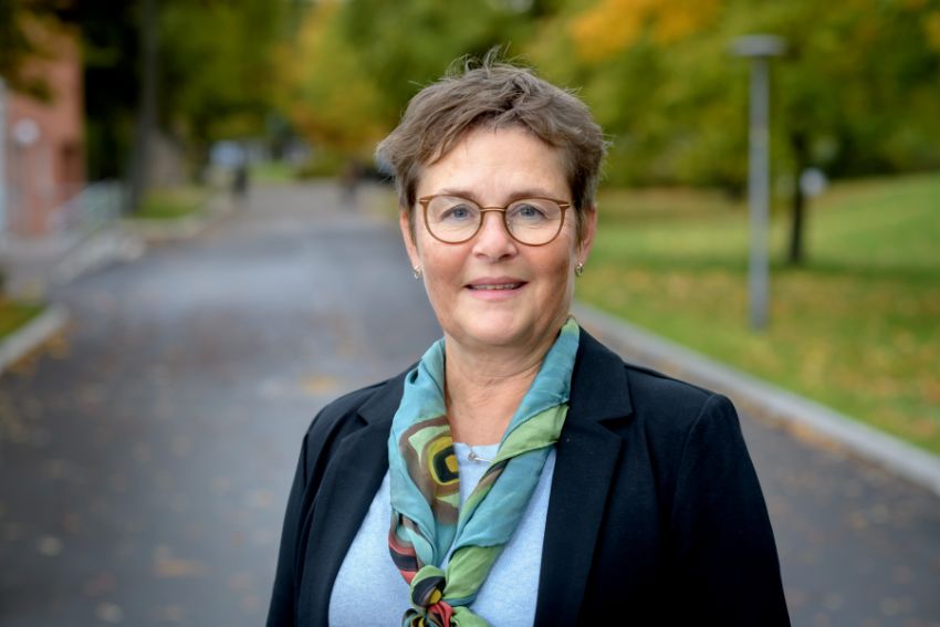Annika Olsson på höstlikt LTH:s campus. Porträttfoto.