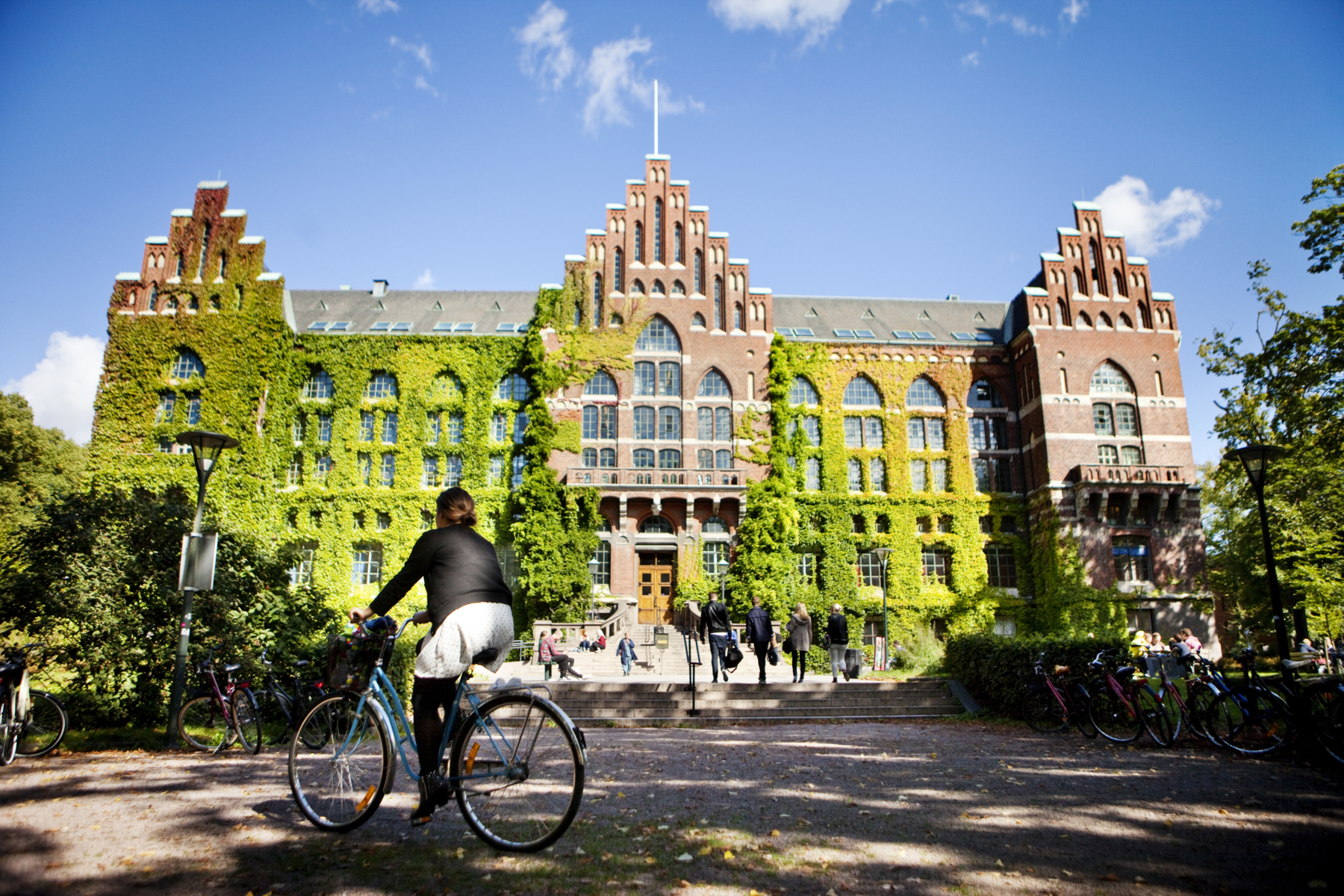 Cyklist framför Universitetsbiblioteket, UB3.